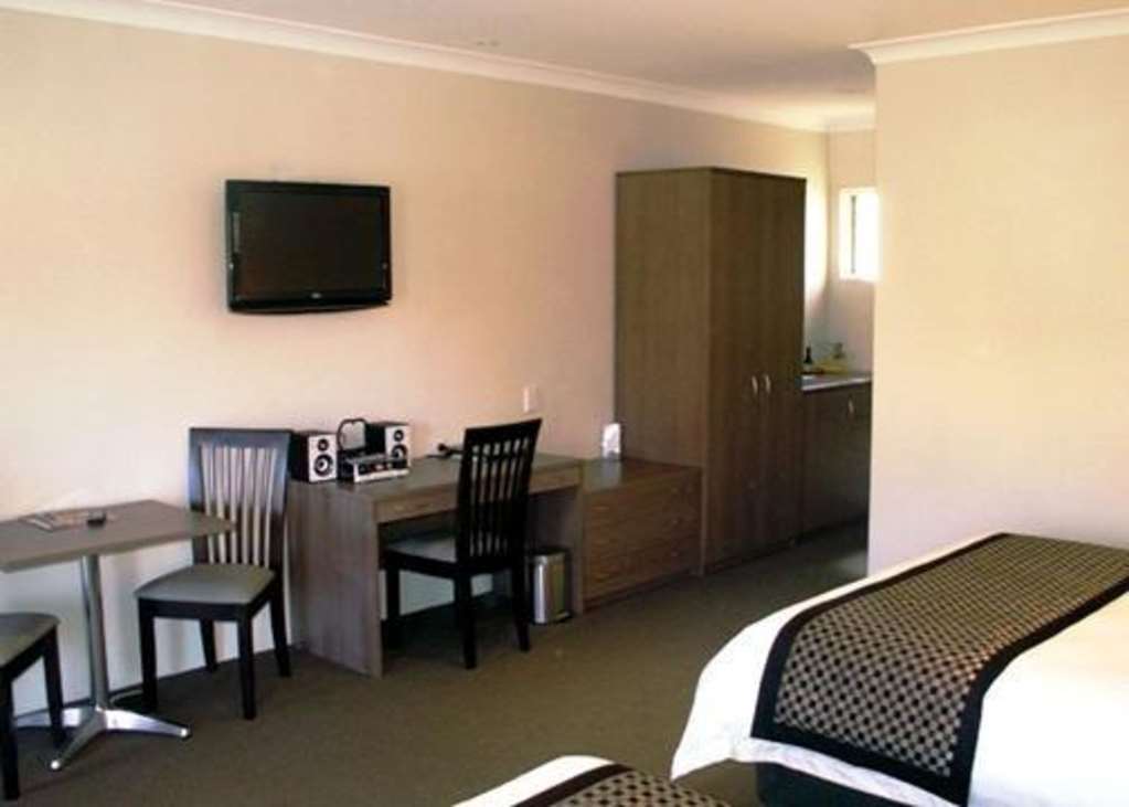 Parkes International Motel Room photo